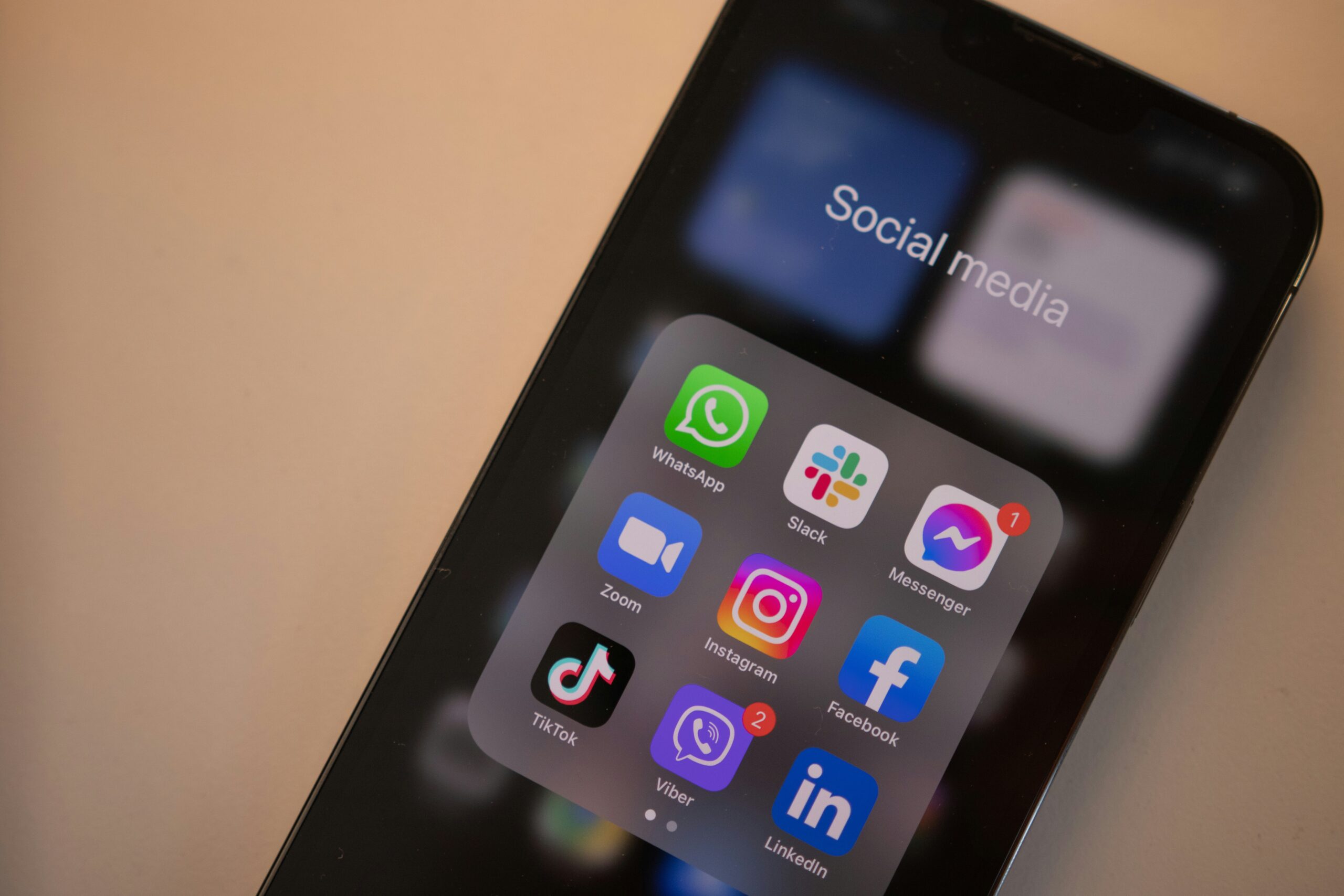 Aplicativos de redes sociais na tela de um celular